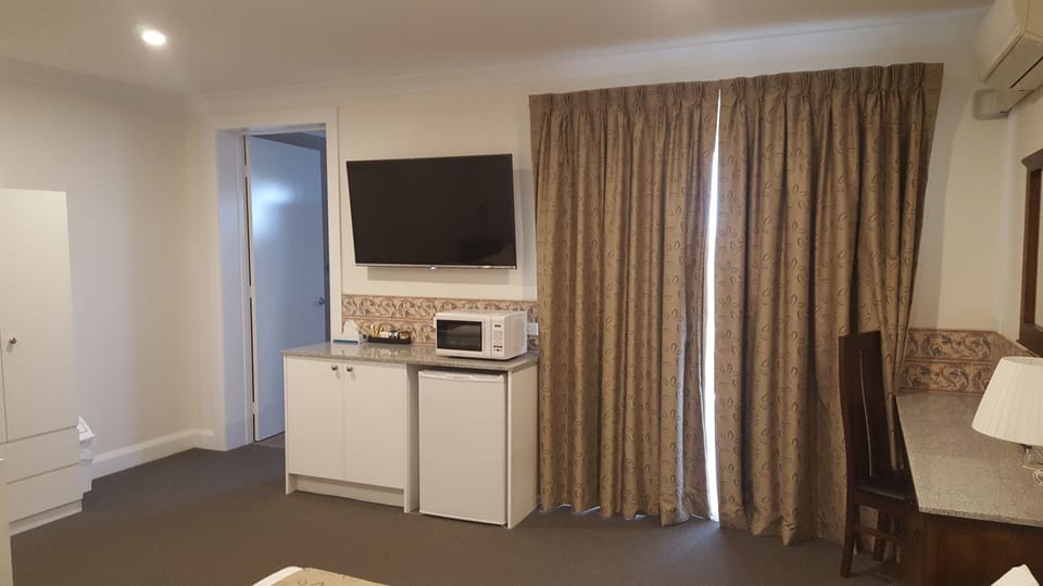 Executive Queen Disabled Room | Private kitchenette | Coffee/tea maker, fridge, microwave, electric kettle