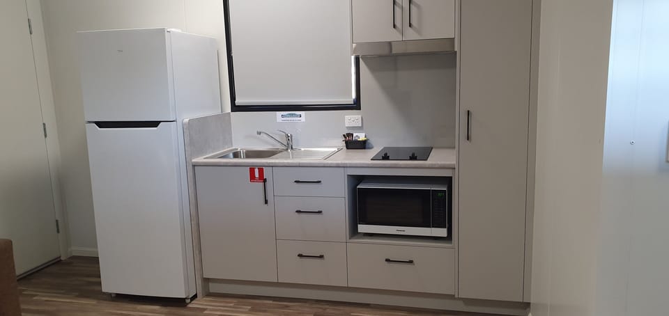 Lifestyle Cabin | Private kitchenette | Microwave, electric kettle, toaster, cookware/dishes/utensils