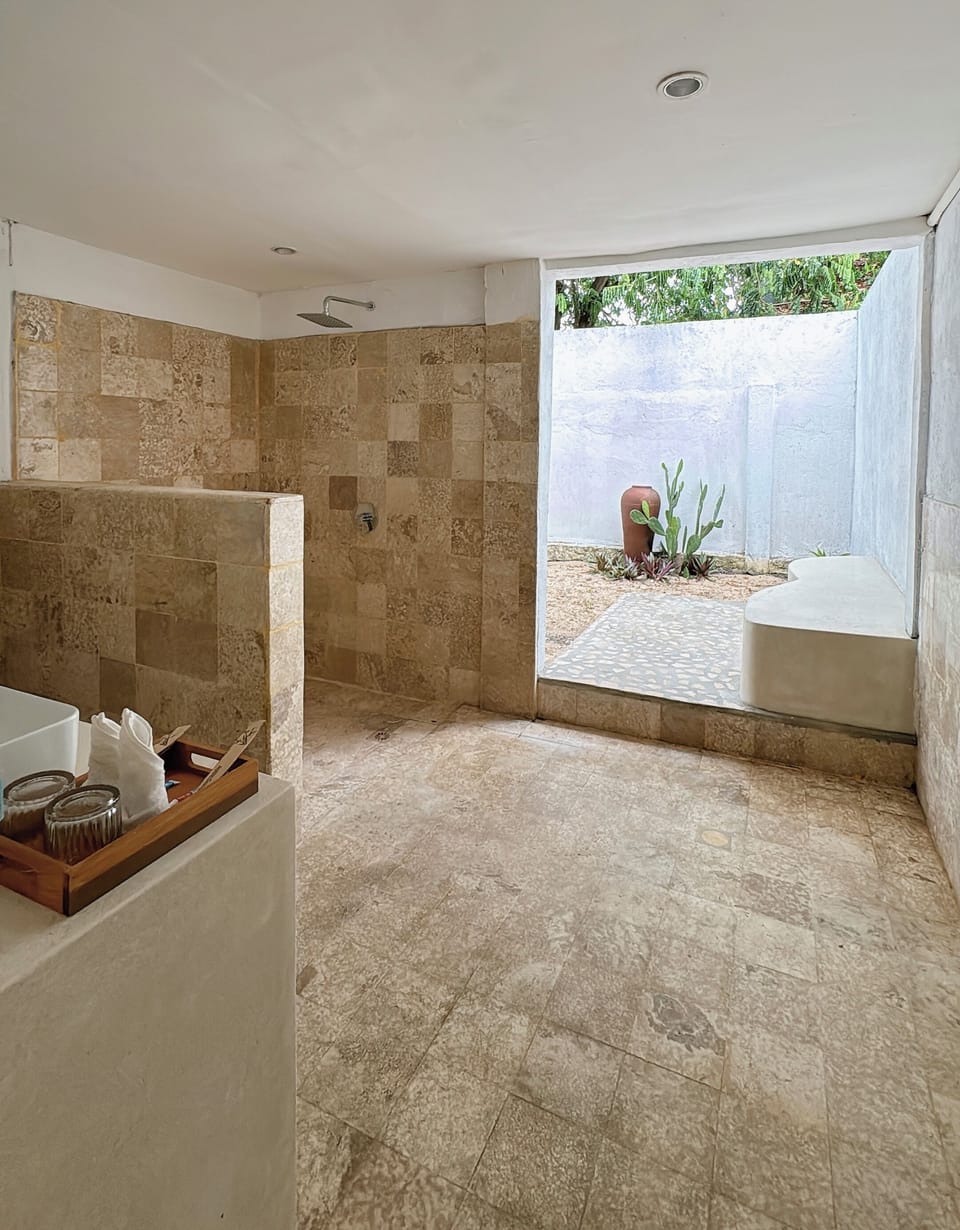 Deluxe Room | Bathroom | Shower, rainfall showerhead, towels