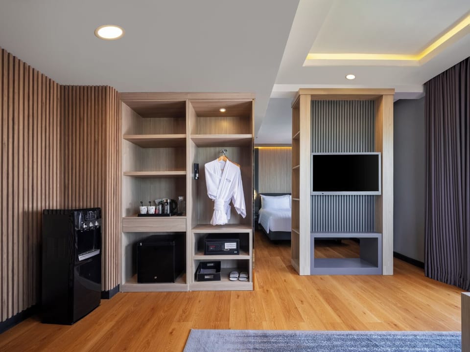 Suite Room | In-room safe, desk, soundproofing, free WiFi