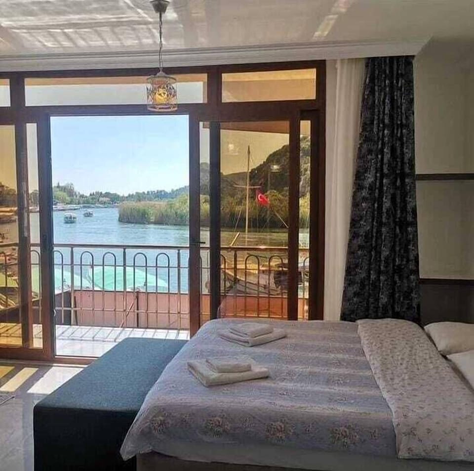 Luxury Room, 1 Queen Bed with Sofa bed, Lake View | Free WiFi, bed sheets
