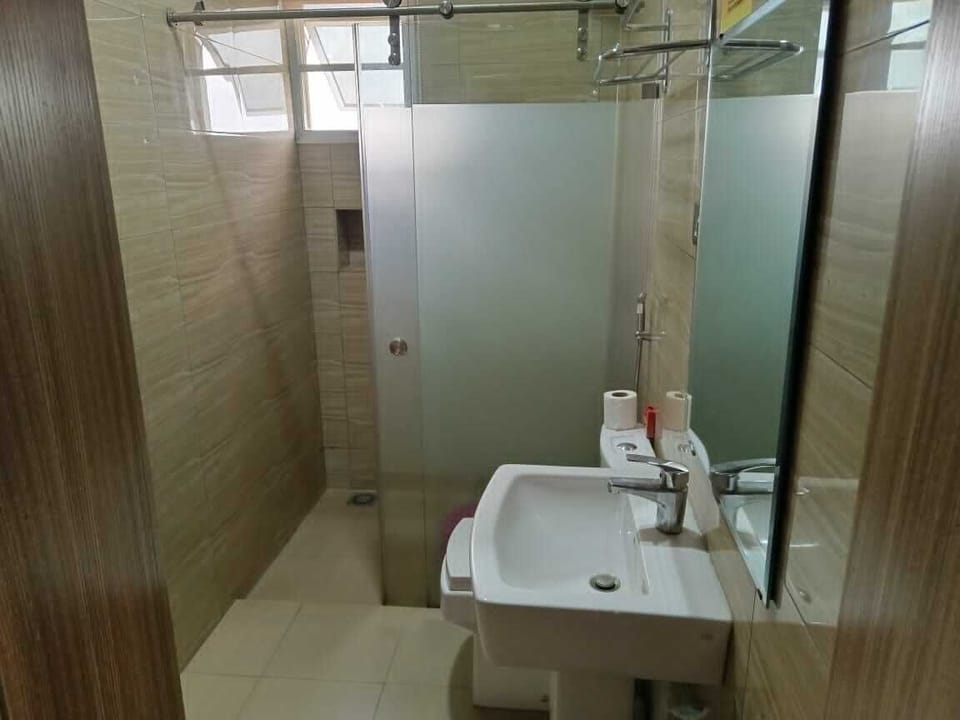 Deluxe Suite | Bathroom | Free toiletries, towels, soap, toilet paper