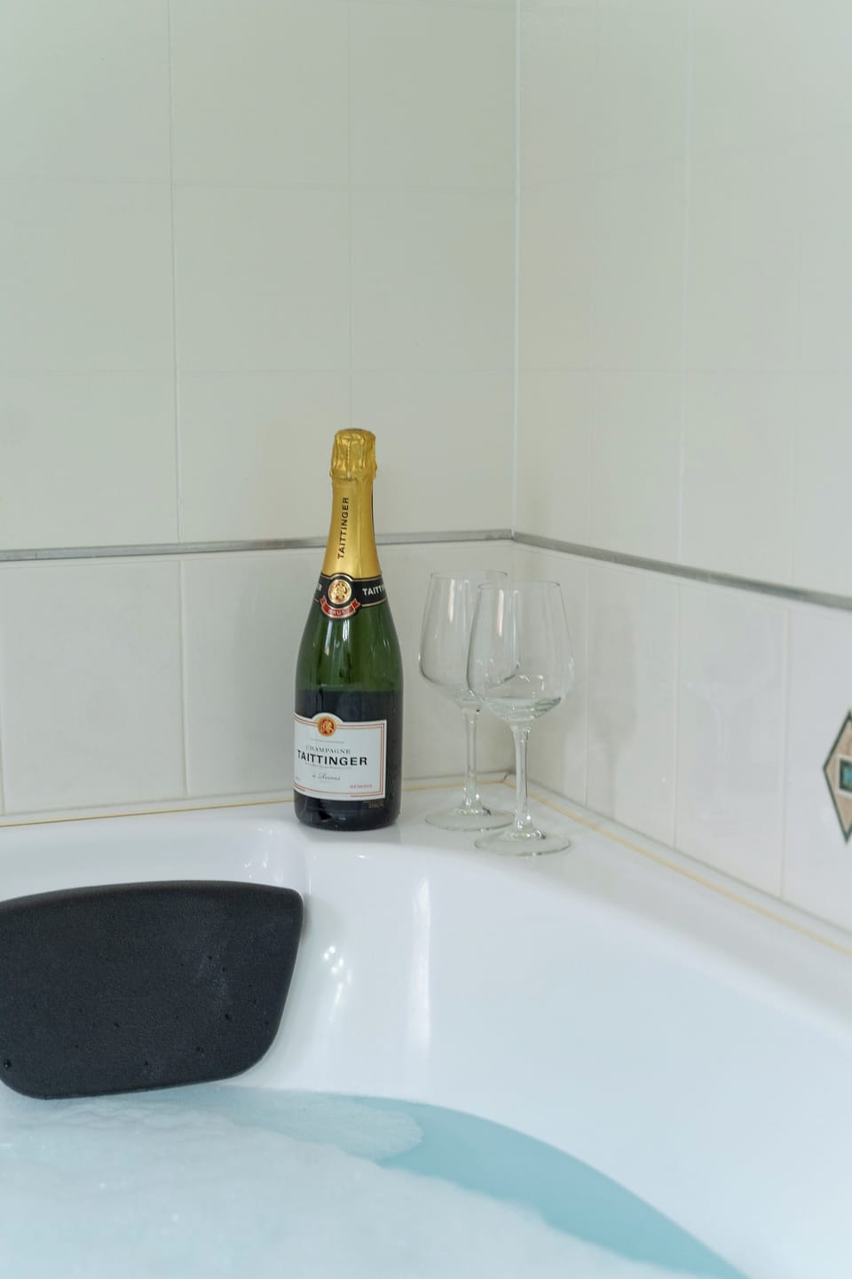 Executive Spa Studio | Bathroom | Shower, free toiletries, hair dryer, towels