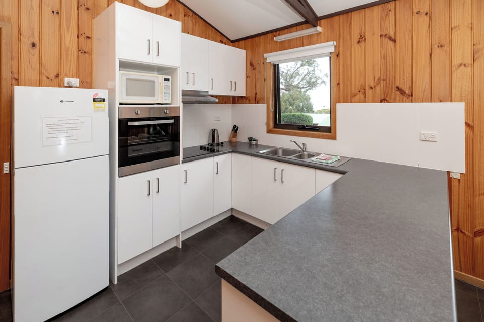 Standard Suite, 2 Bedrooms, Non Smoking, Kitchen (S/C Unit) | Private kitchen | Microwave, toaster, cookware/dishes/utensils, cleaning supplies
