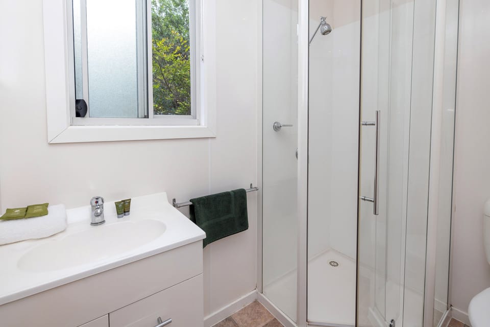 Studio, 1 Queen Bed | Bathroom | Free toiletries, towels, soap, shampoo