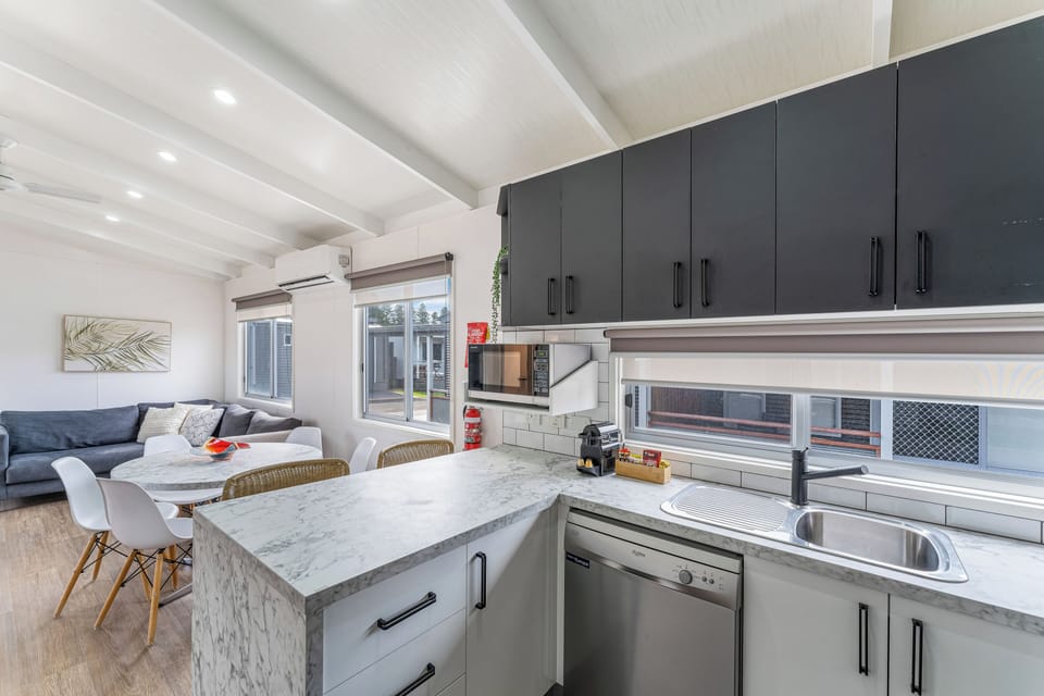 Deluxe Cabin (2BR) | Private kitchen | Fridge, microwave, stovetop, electric kettle