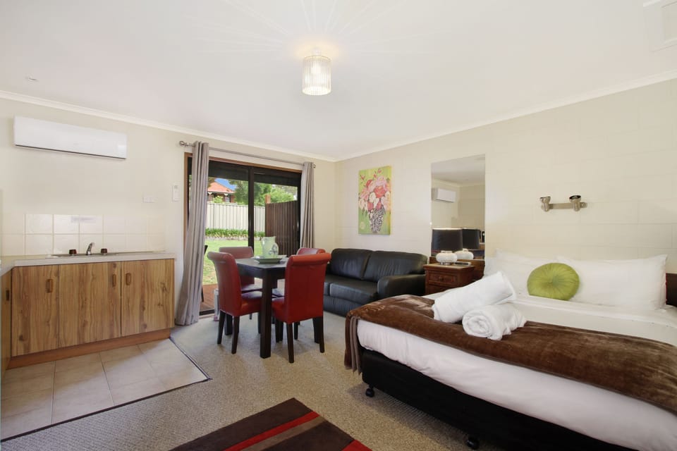 Minibar, individually decorated, iron/ironing board, free WiFi