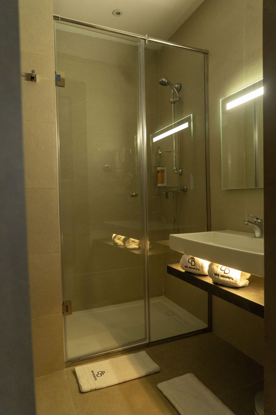 Superior Room | Bathroom | Free toiletries, hair dryer, bidet
