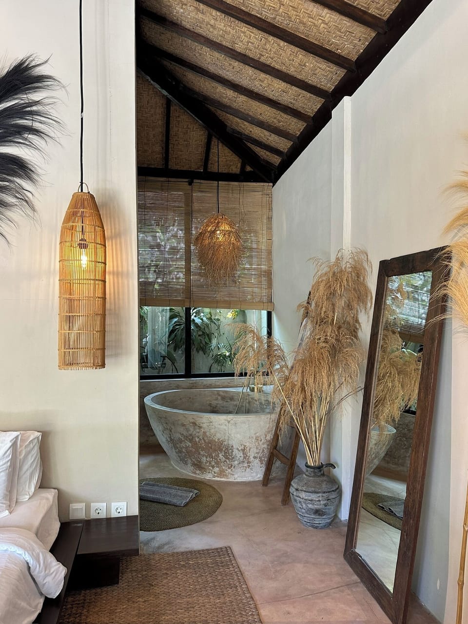 Romantic Suite | Minibar, in-room safe, blackout drapes, soundproofing