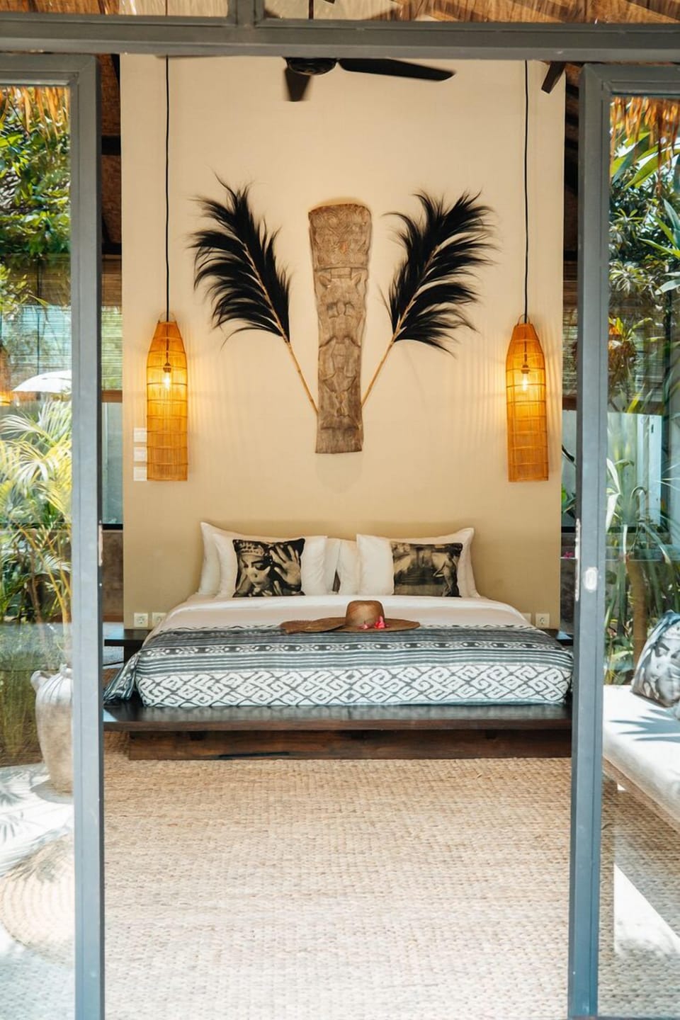 Romantic Suite | Minibar, in-room safe, blackout drapes, soundproofing