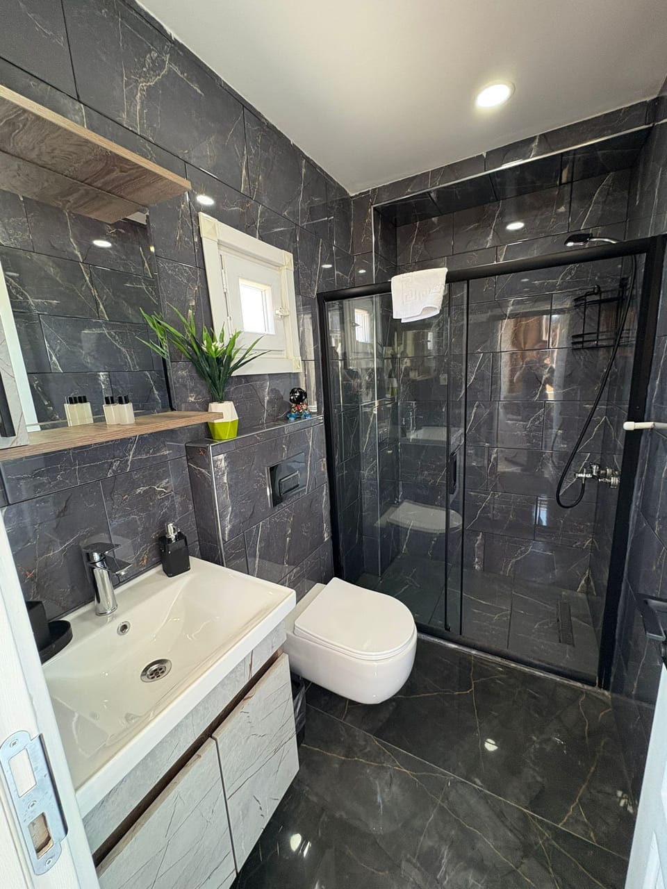 301 401 501 502 601 | Bathroom | Shower, hair dryer, slippers, towels