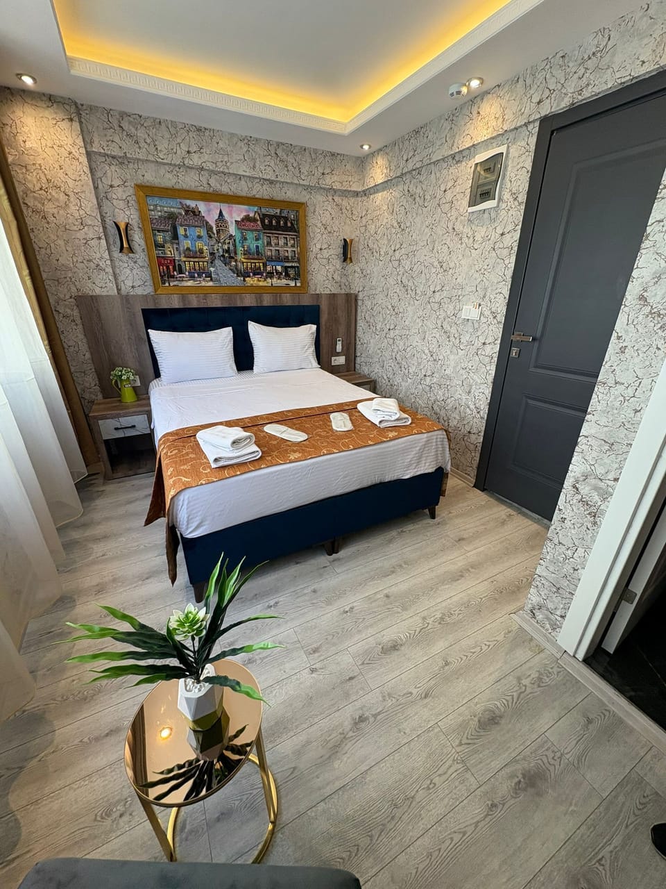202 302 402 | Premium bedding, desk, soundproofing, iron/ironing board