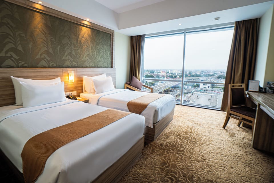 Deluxe Twin Room | Minibar, in-room safe, desk, soundproofing