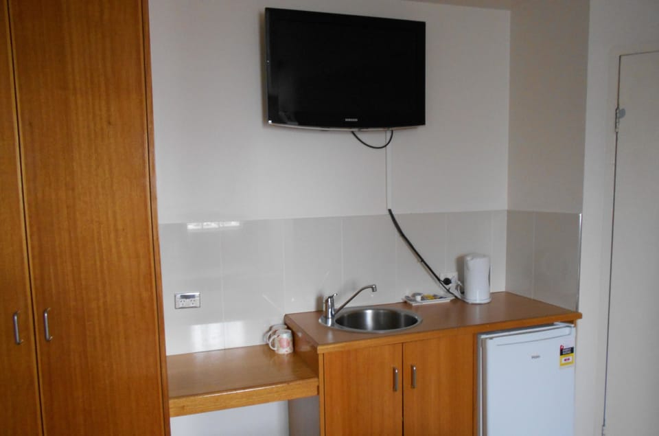 Compact Twin Room | Private kitchenette | Fridge, coffee/tea maker, electric kettle