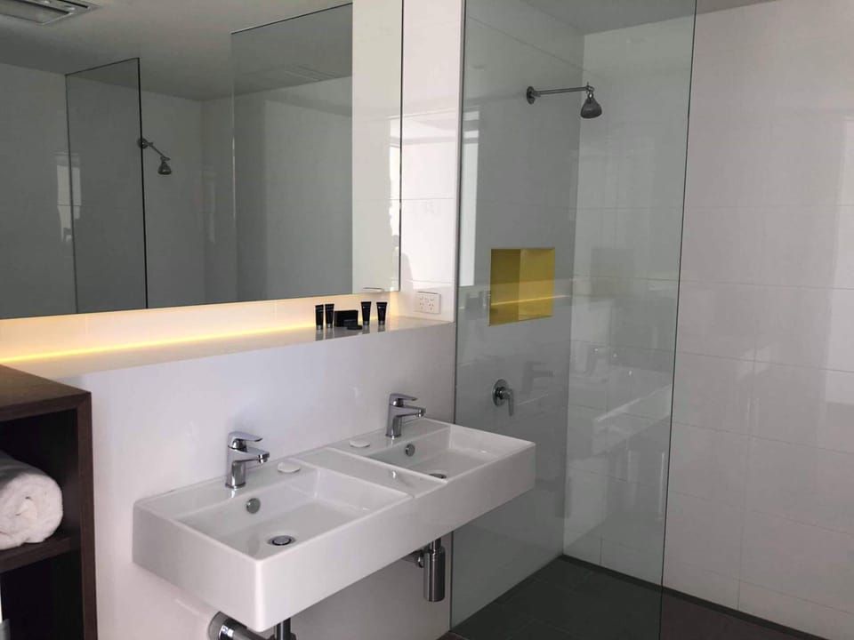Superior Room, 1 King Bed, Ground Floor | Bathroom | Free toiletries, hair dryer, towels, soap