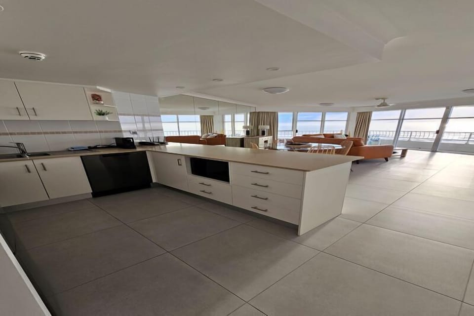 Full-size fridge, microwave, oven, stovetop