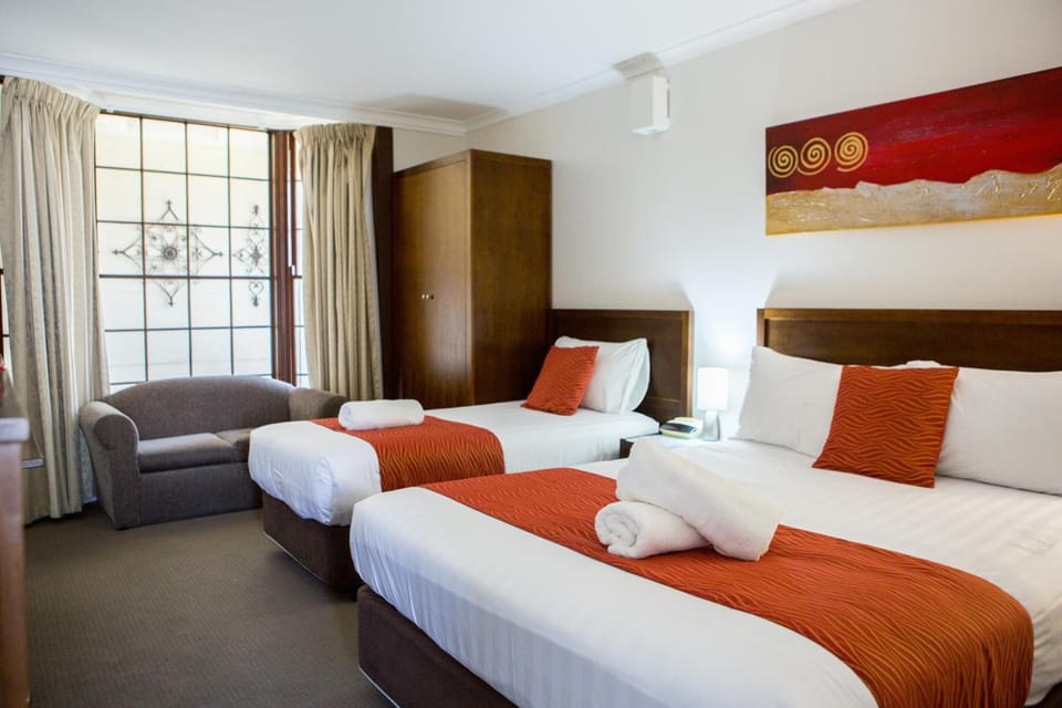 Minibar, blackout drapes, free WiFi, bed sheets