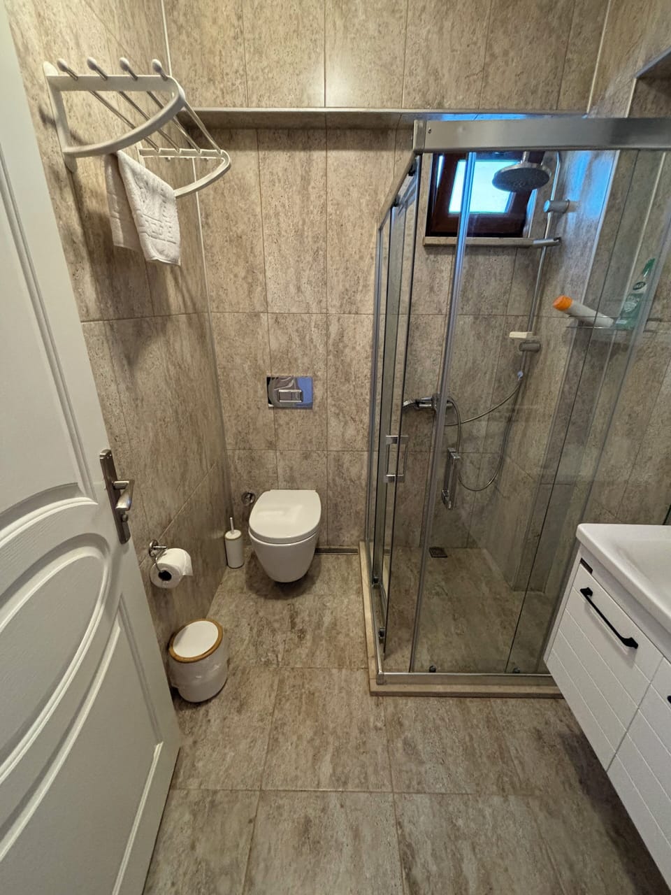 Standard Room, Hill View | Bathroom | Hair dryer, towels, shampoo, toilet paper