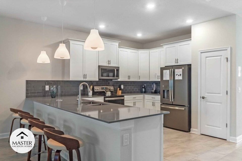 House, Multiple Bedrooms | Private kitchen | Microwave, dishwasher