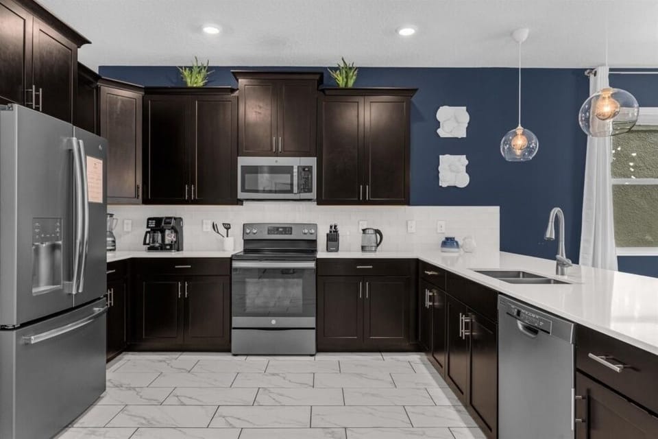 House, Multiple Bedrooms | Private kitchen | Microwave, dishwasher