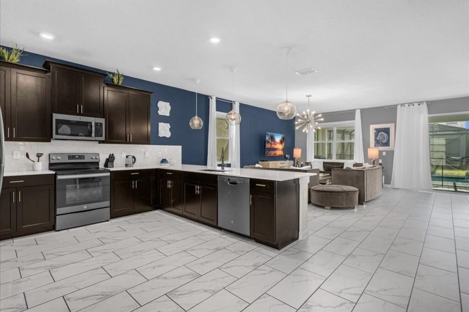 House, Multiple Bedrooms | Private kitchen | Microwave, dishwasher