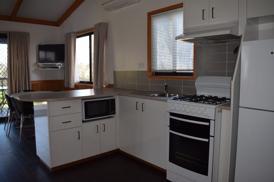 3 Bedroom Waterfront Cabin | Private kitchen | Stovetop, coffee/tea maker, electric kettle, cookware/dishes/utensils