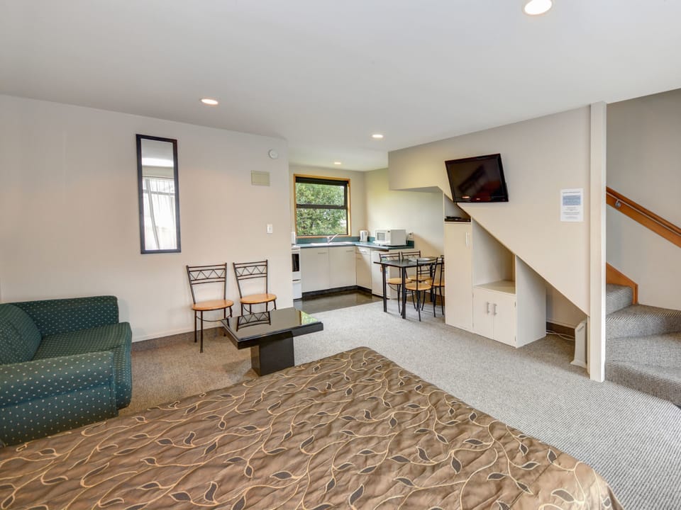  Two Bedroom Family Unit  | Soundproofing, iron/ironing board, free WiFi, bed sheets