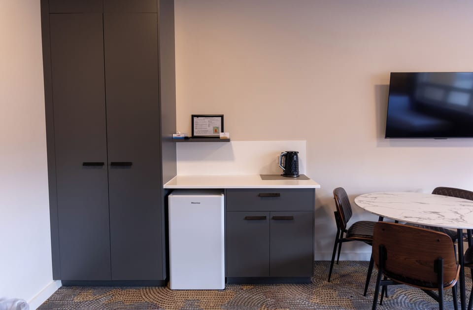 King Suite | Iron/ironing board, free WiFi, bed sheets