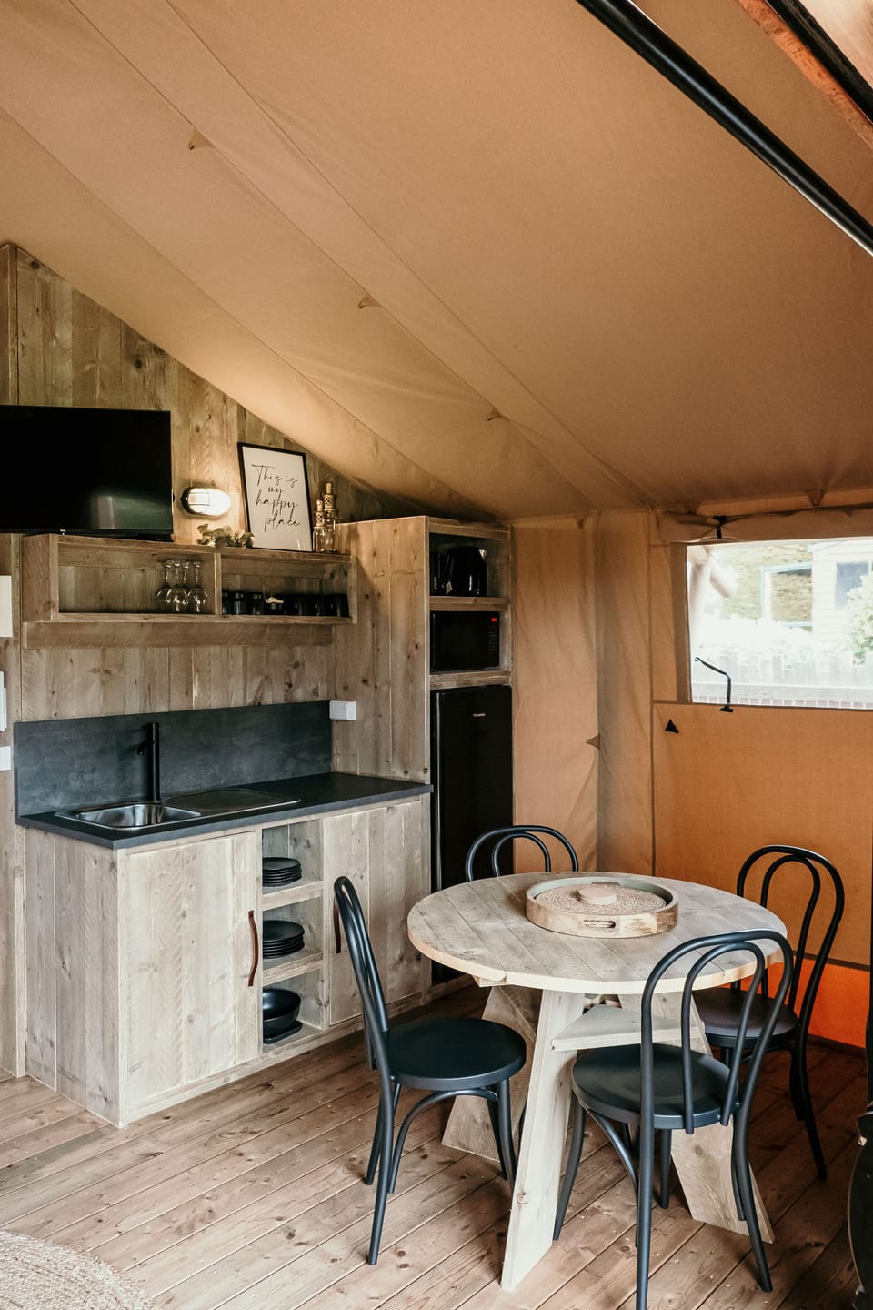 Luxury Tent | Private kitchen | Fridge, microwave, oven, stovetop
