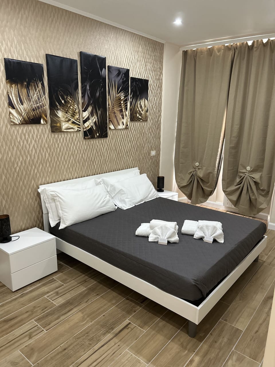 Business Room | Hypo-allergenic bedding, in-room safe, desk, iron/ironing board