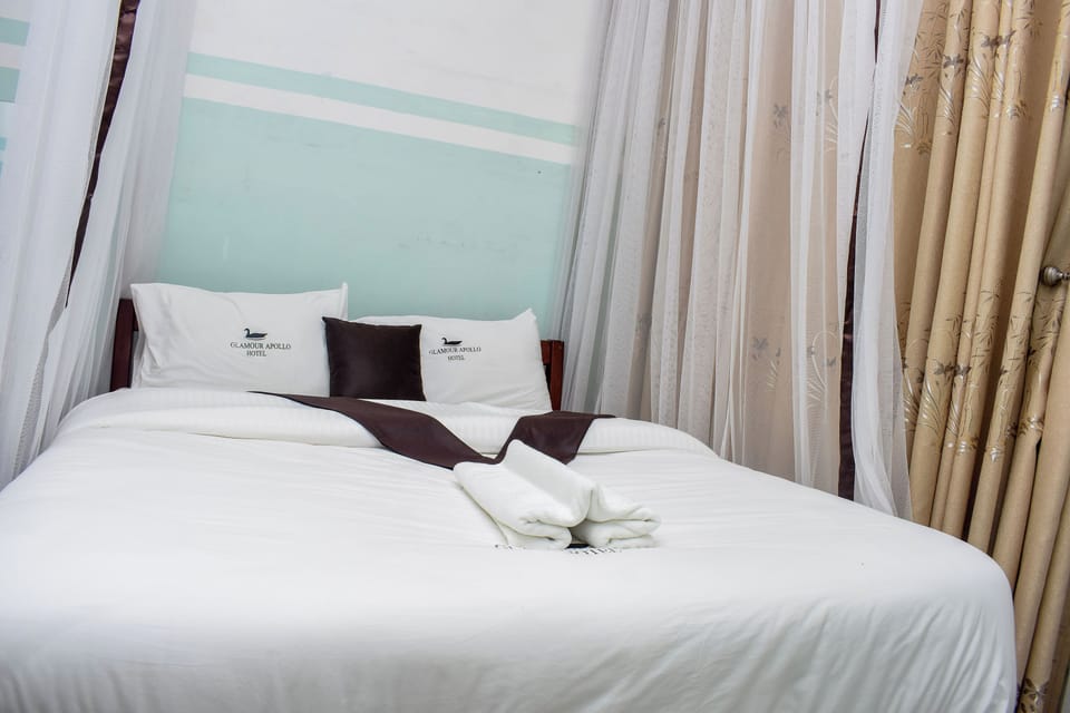 Classic Double or Twin Room, Mixed Dorm, Mountain View | Pillowtop beds, individually decorated, individually furnished, desk