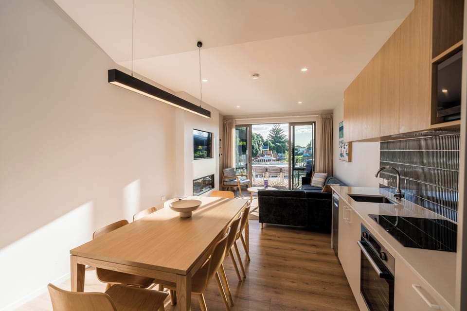 Premium Triple Room, 3 Bedrooms, Pool View | Living area