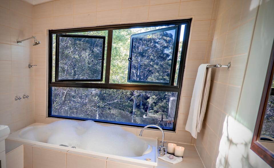 Deluxe 2 Bedroom Cottage (Tallowood) | Bathroom | Combined shower/tub, jetted tub, free toiletries, hair dryer