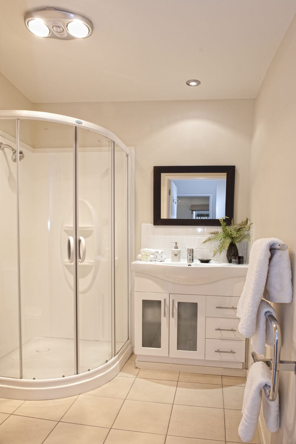 Standard Room, 1 Queen Bed, Balcony, Garden View | Bathroom shower