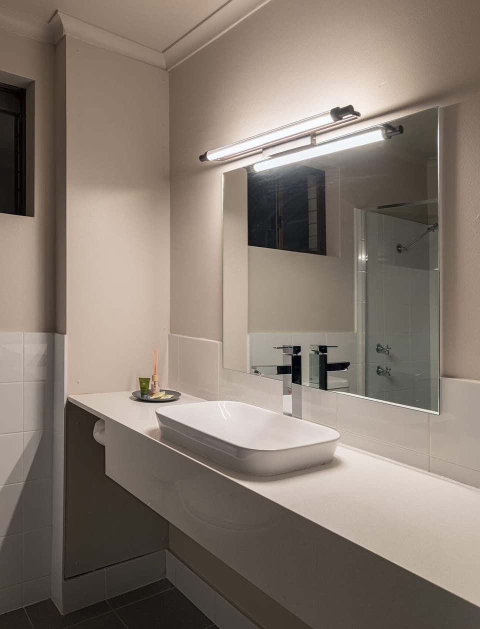 Shower, free toiletries, towels