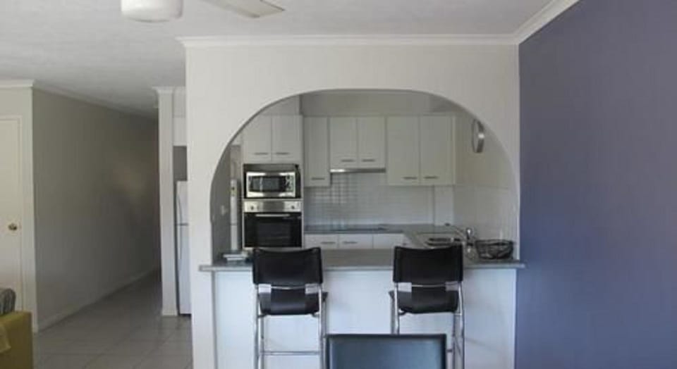 Coffee/tea maker, full-size fridge, microwave, electric kettle