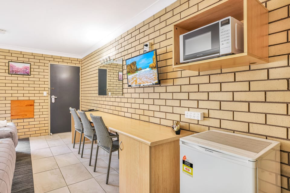 Standard Room, Non Smoking, Kitchenette (Queen + Single Room) | Iron/ironing board, WiFi (free), bed sheets