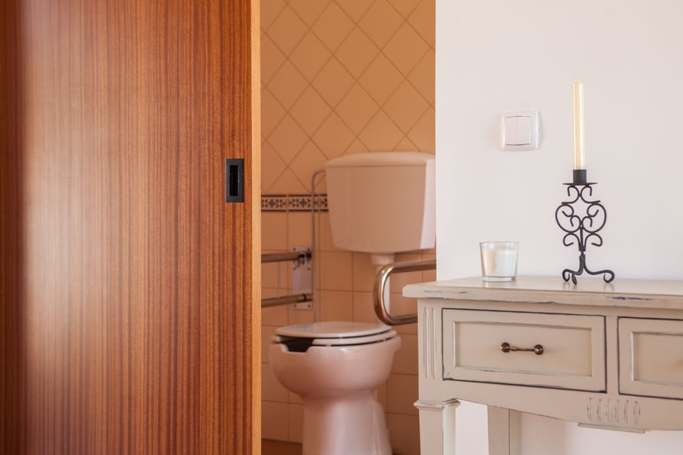 Twin Room | Bathroom | Free toiletries, hair dryer, bidet, towels