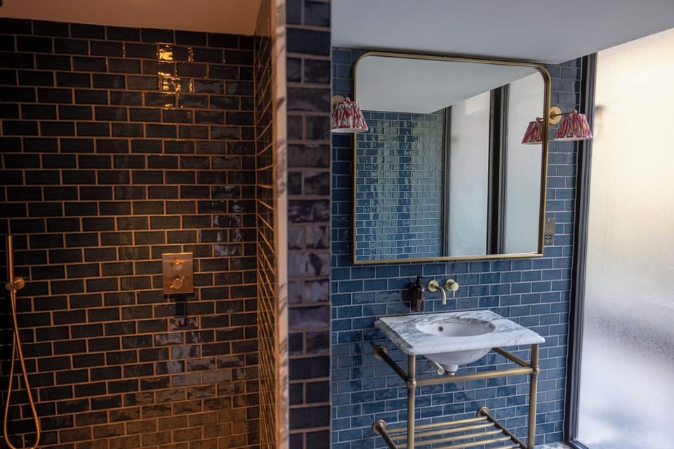 Shower, rainfall showerhead, free toiletries, hair dryer
