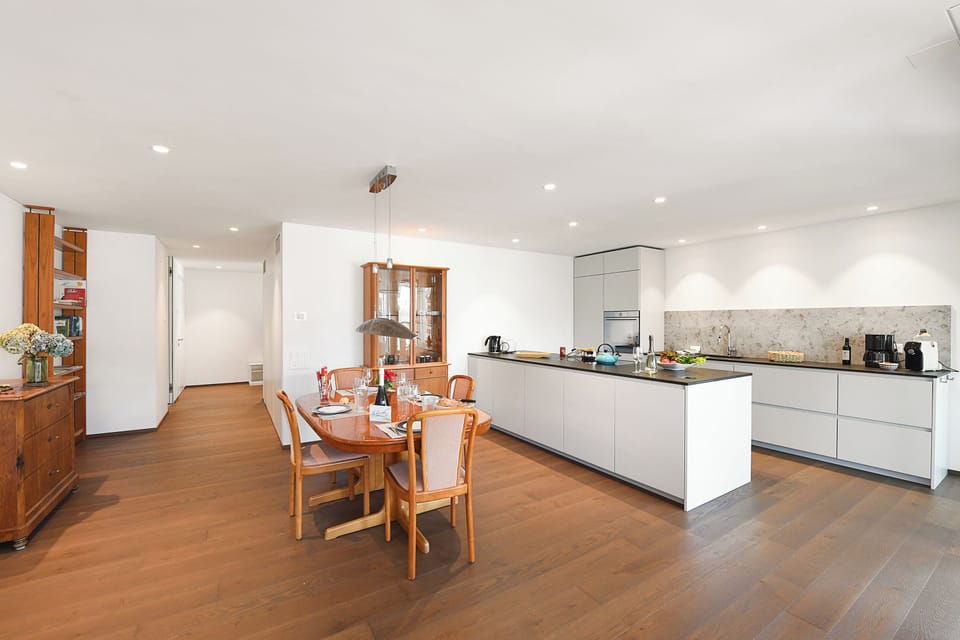 Family Apartment, 2 Bedrooms, 2 Bathrooms (Appartamento lago e monti - Locarno) | Private kitchen | Dining tables
