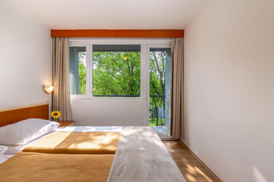 Standard Twin Room, Balcony (Sea Side) | Desk, bed sheets