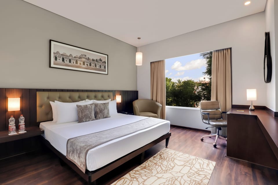 Superior King Room | Soundproofing, iron/ironing board, free WiFi