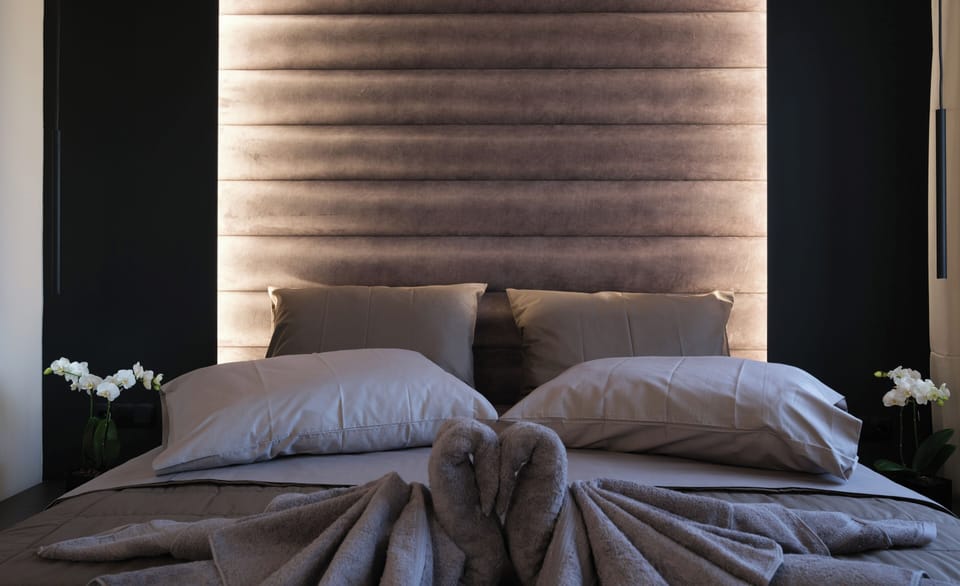 1 bedroom, desk, laptop workspace, blackout drapes