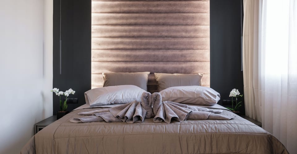 1 bedroom, desk, laptop workspace, blackout drapes