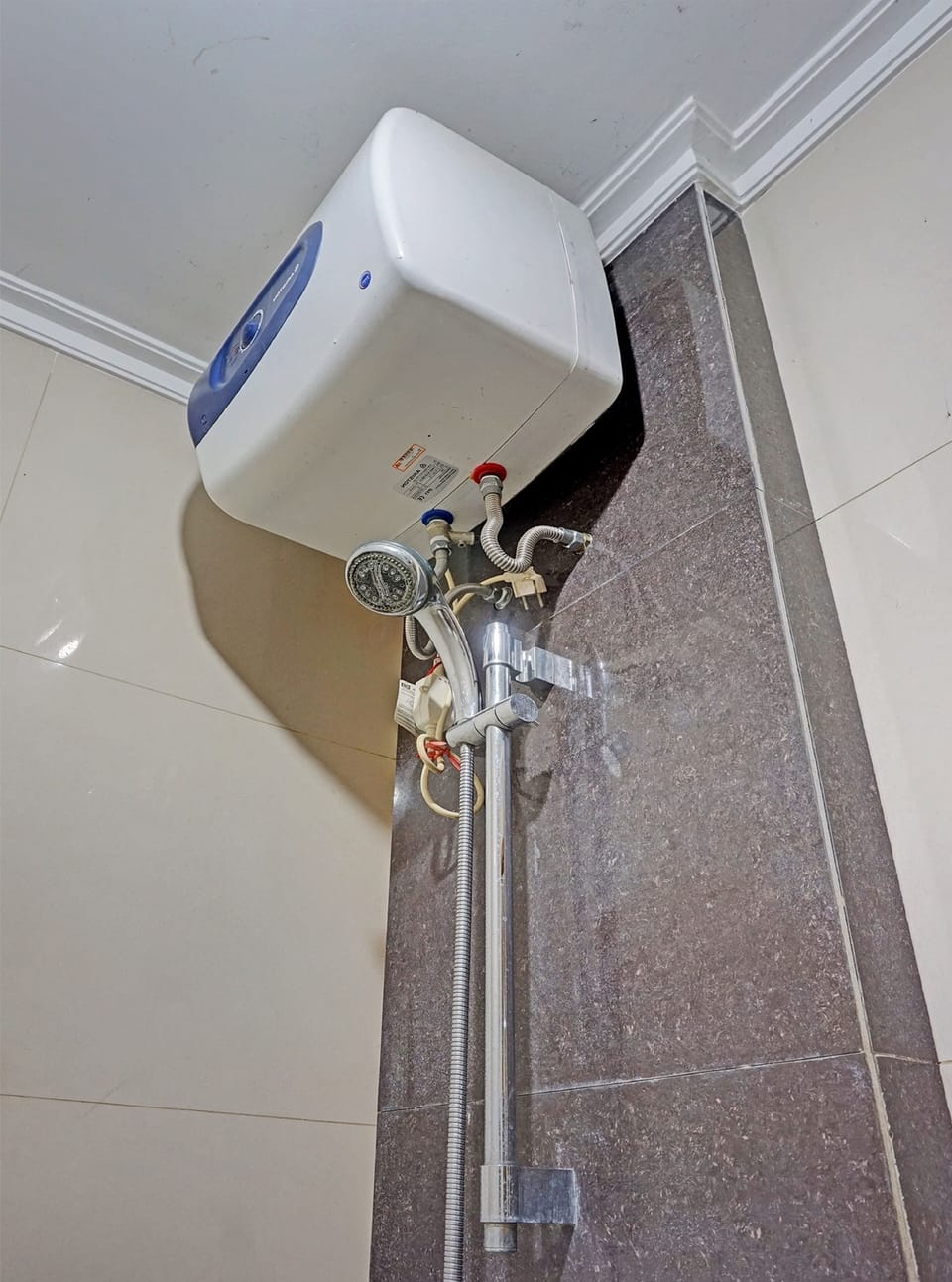 Basic Double Room | Bathroom | Shower, towels