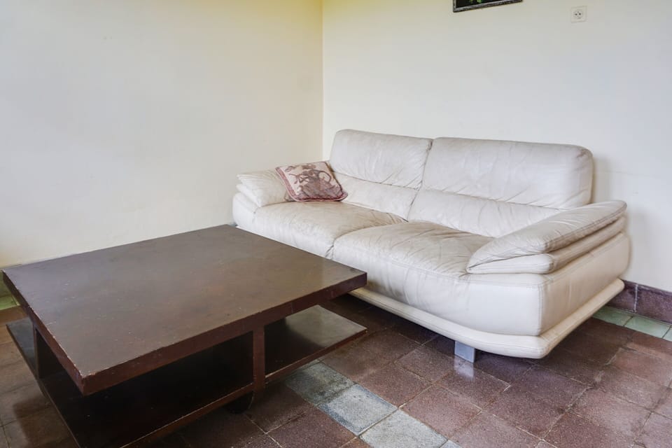 Triple Room | Desk, laptop workspace, bed sheets
