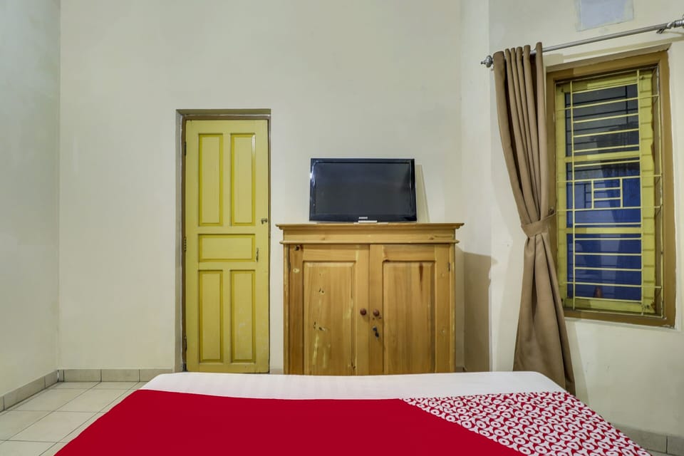 Laptop workspace, free WiFi, bed sheets