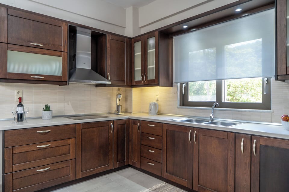 Full-size fridge, microwave, oven, stovetop