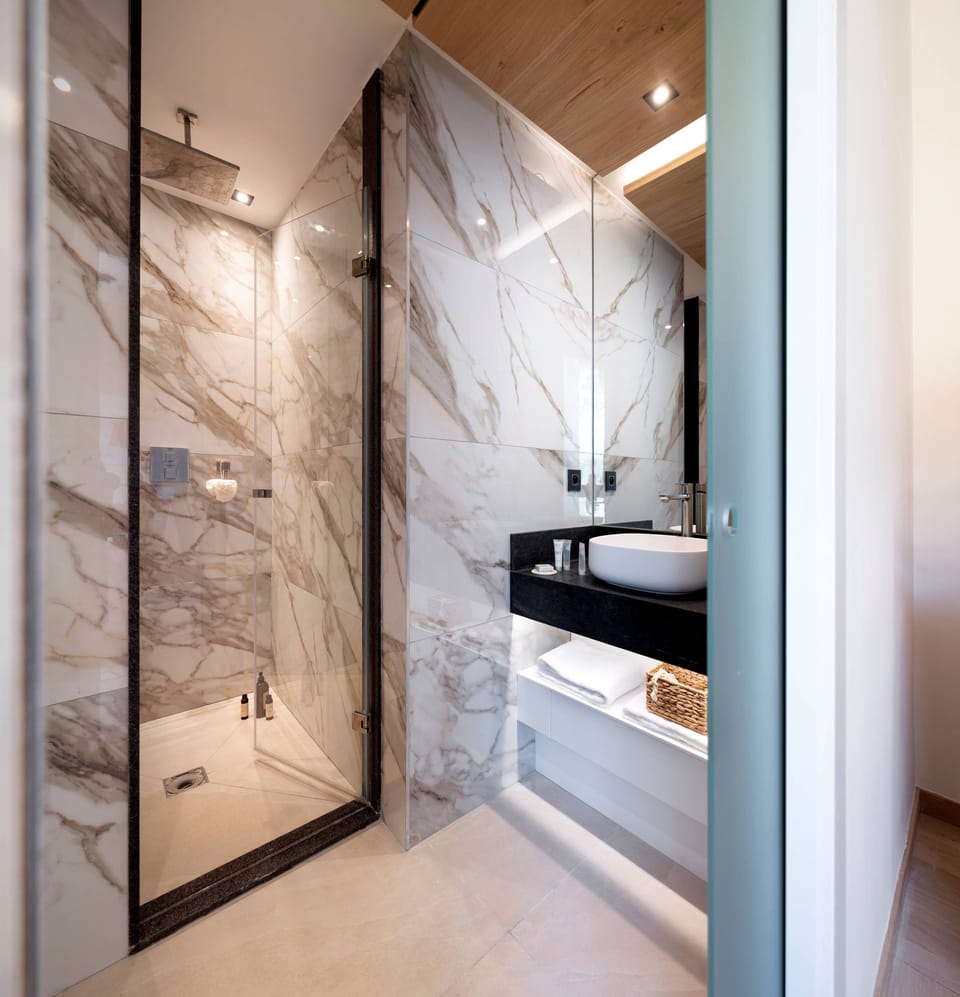 Shower, hair dryer, bathrobes, slippers