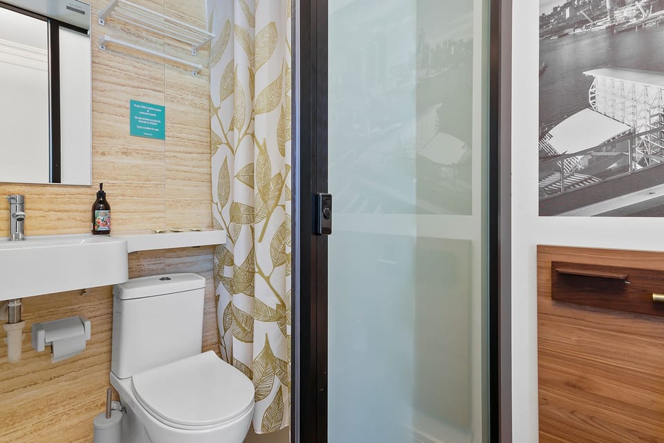 Single Room | Bathroom | Shower, free toiletries, hair dryer, towels